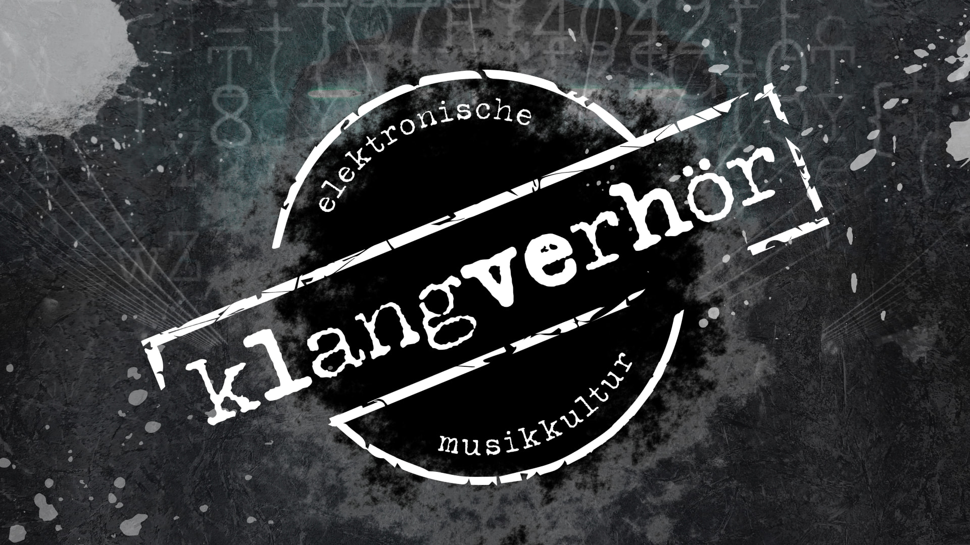 zwei Musiker stehen sich gegenüber. Einer spielt Gitarre, der andere signt in ein Mikrofon. Im Hintergrund sieht man einen Bassisten und Schlagzeuger musizieren.